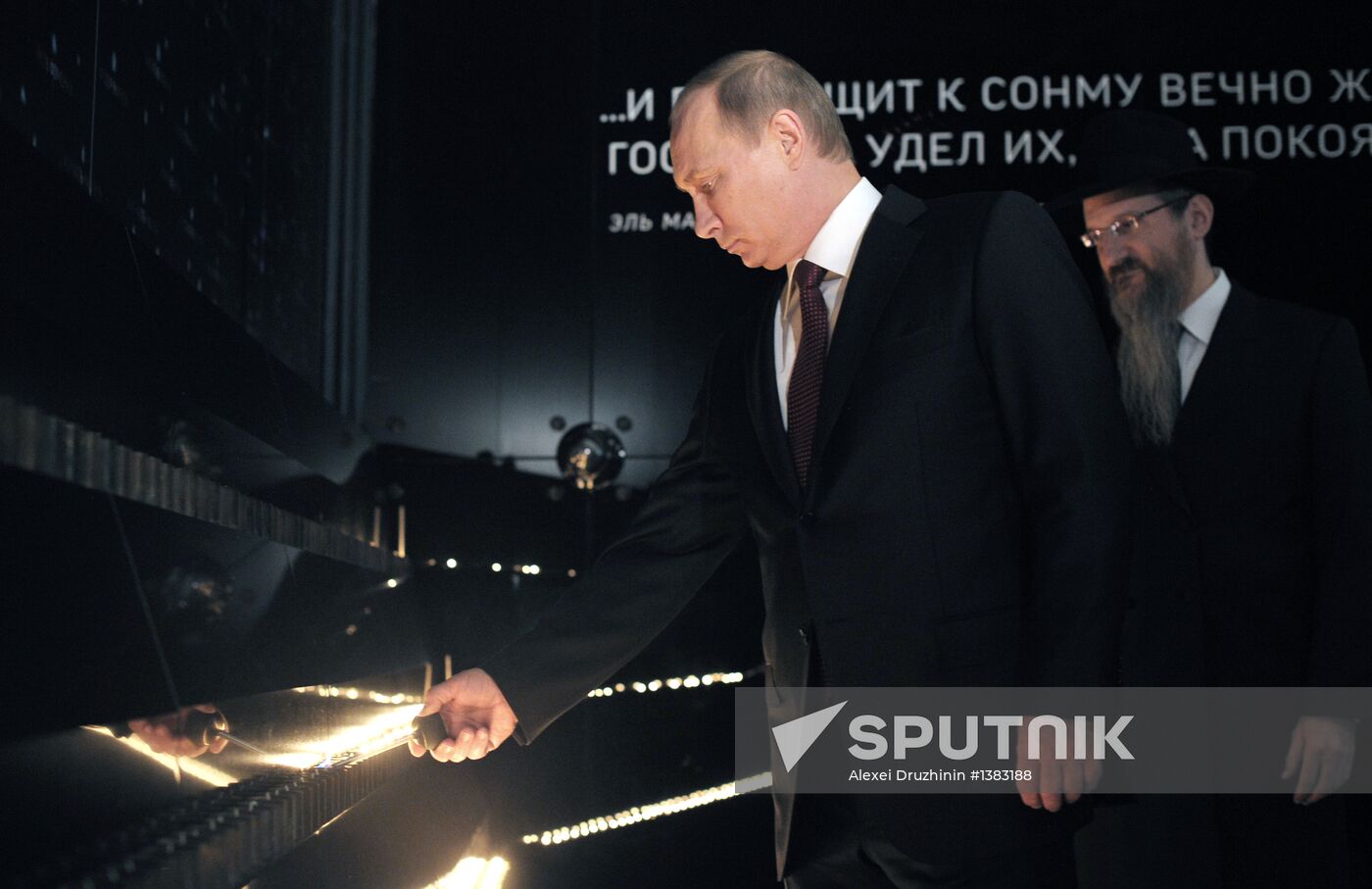 Vladimir Putin visits Russian Jewish Museum and Tolerance Center