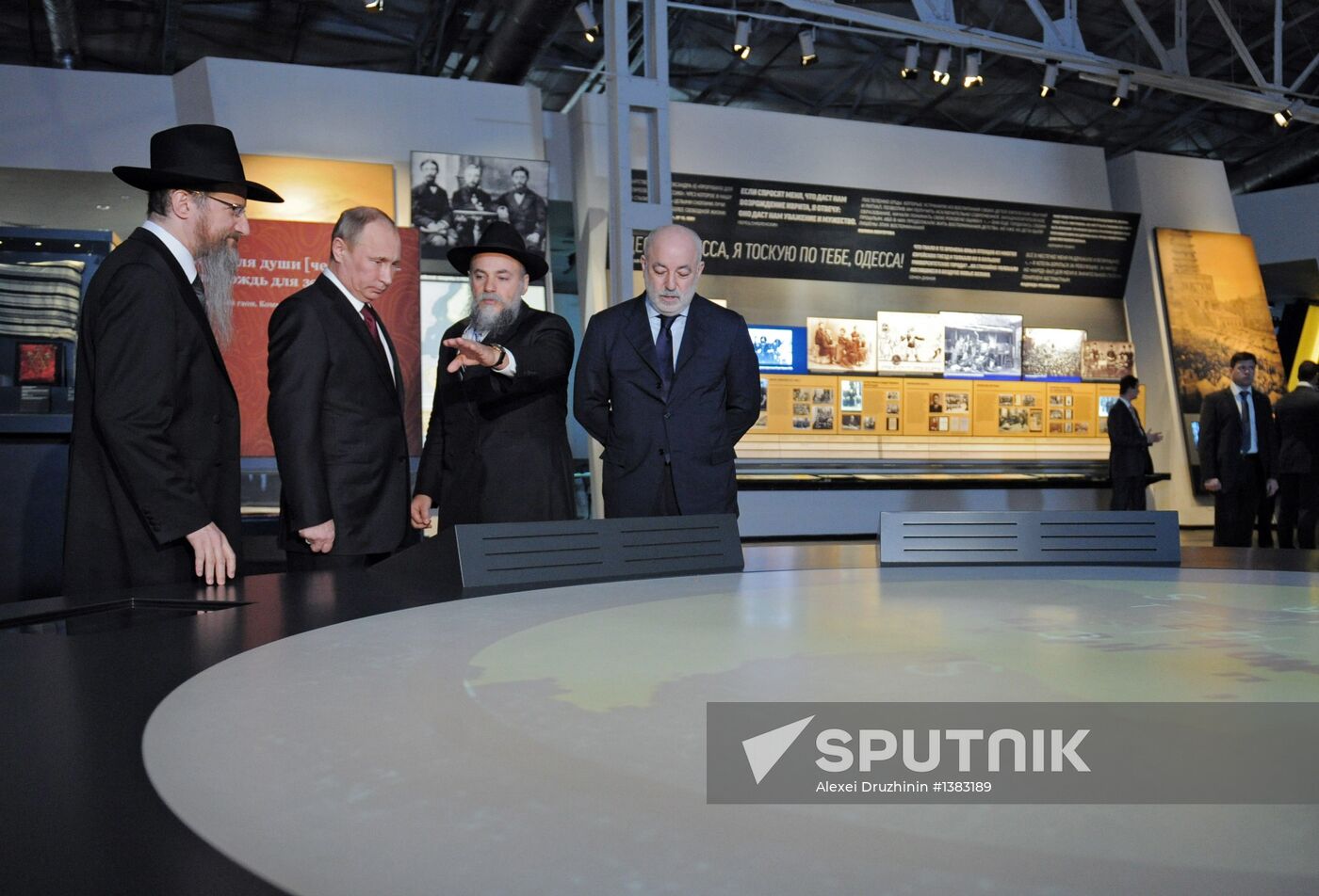 Vladimir Putin visits Russian Jewish Museum and Tolerance Center