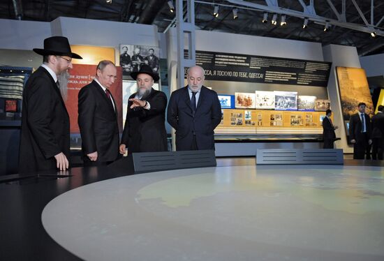 Vladimir Putin visits Russian Jewish Museum and Tolerance Center