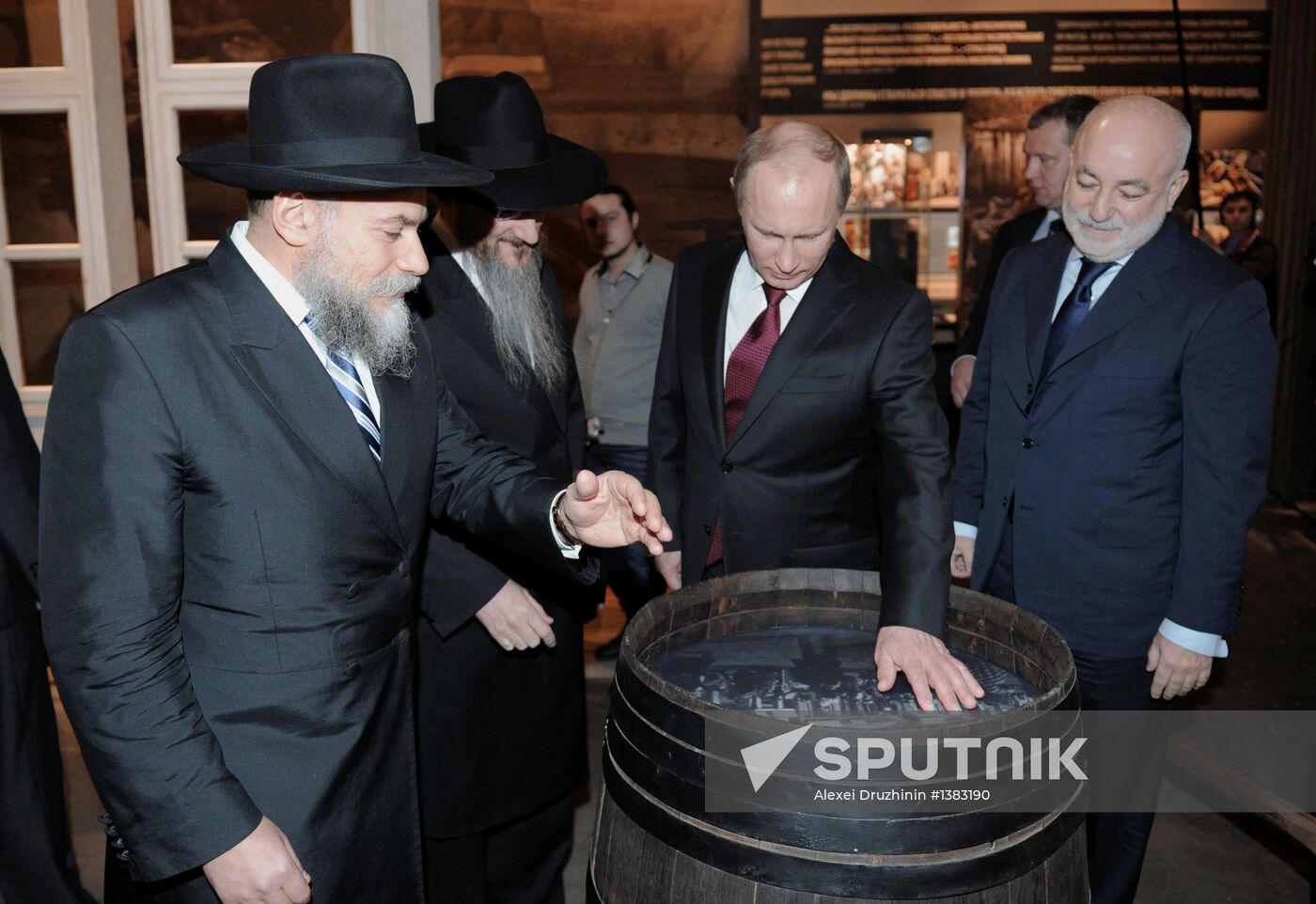 Vladimir Putin visits Russian Jewish Museum and Tolerance Center