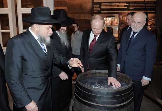 Vladimir Putin visits Russian Jewish Museum and Tolerance Center