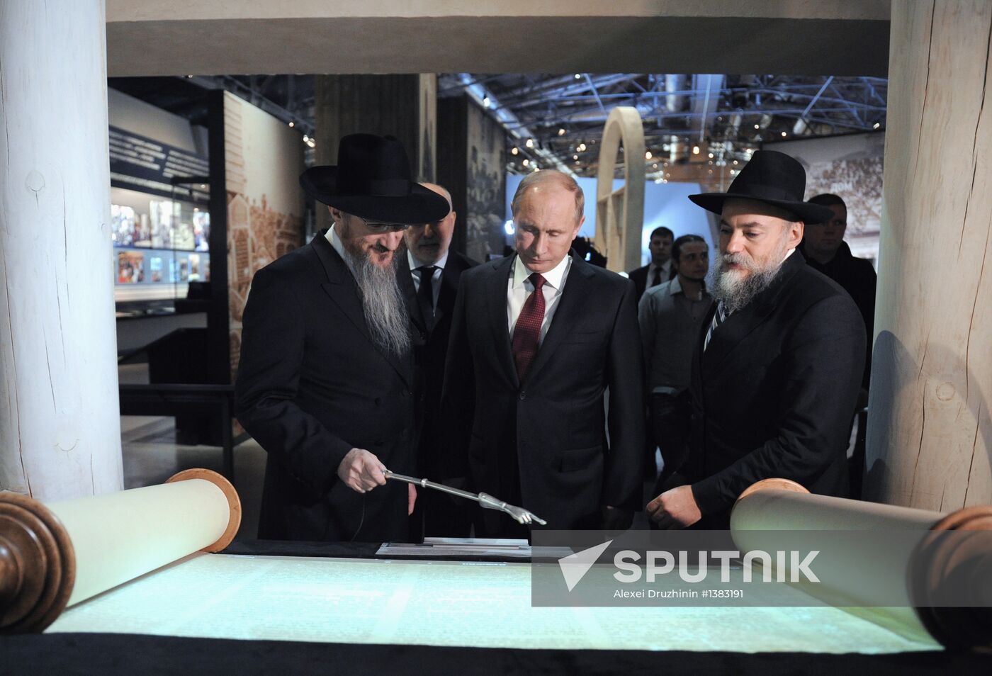 Vladimir Putin visits Russian Jewish Museum and Tolerance Center