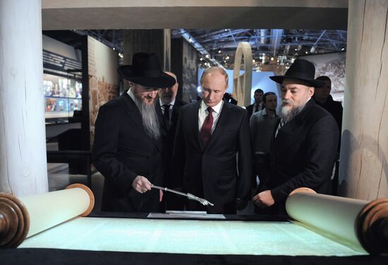 Vladimir Putin visits Russian Jewish Museum and Tolerance Center