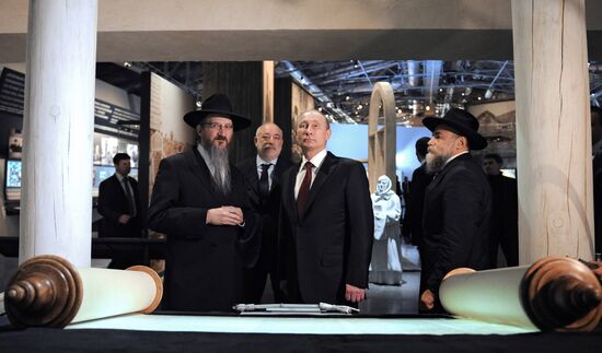 Vladimir Putin visits Russian Jewish Museum and Tolerance Center