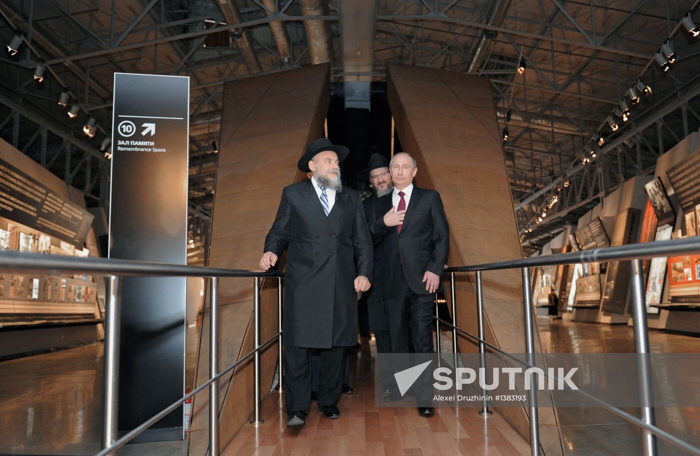 Vladimir Putin visits Russian Jewish Museum and Tolerance Center