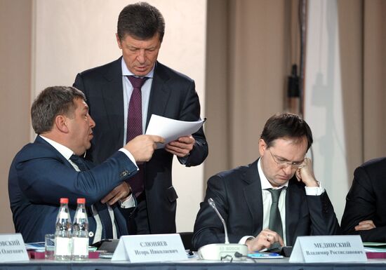 Vladimir Putin visits Russian Jewish Museum and Tolerance Center