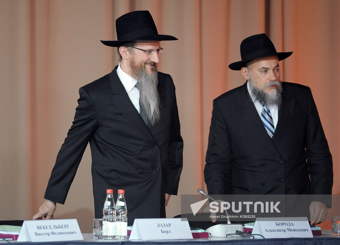Vladimir Putin visits Russian Jewish Museum and Tolerance Center