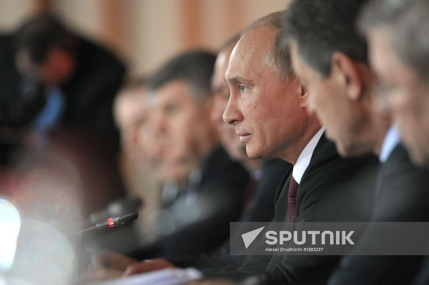 Vladimir Putin visits Russian Jewish Museum and Tolerance Center