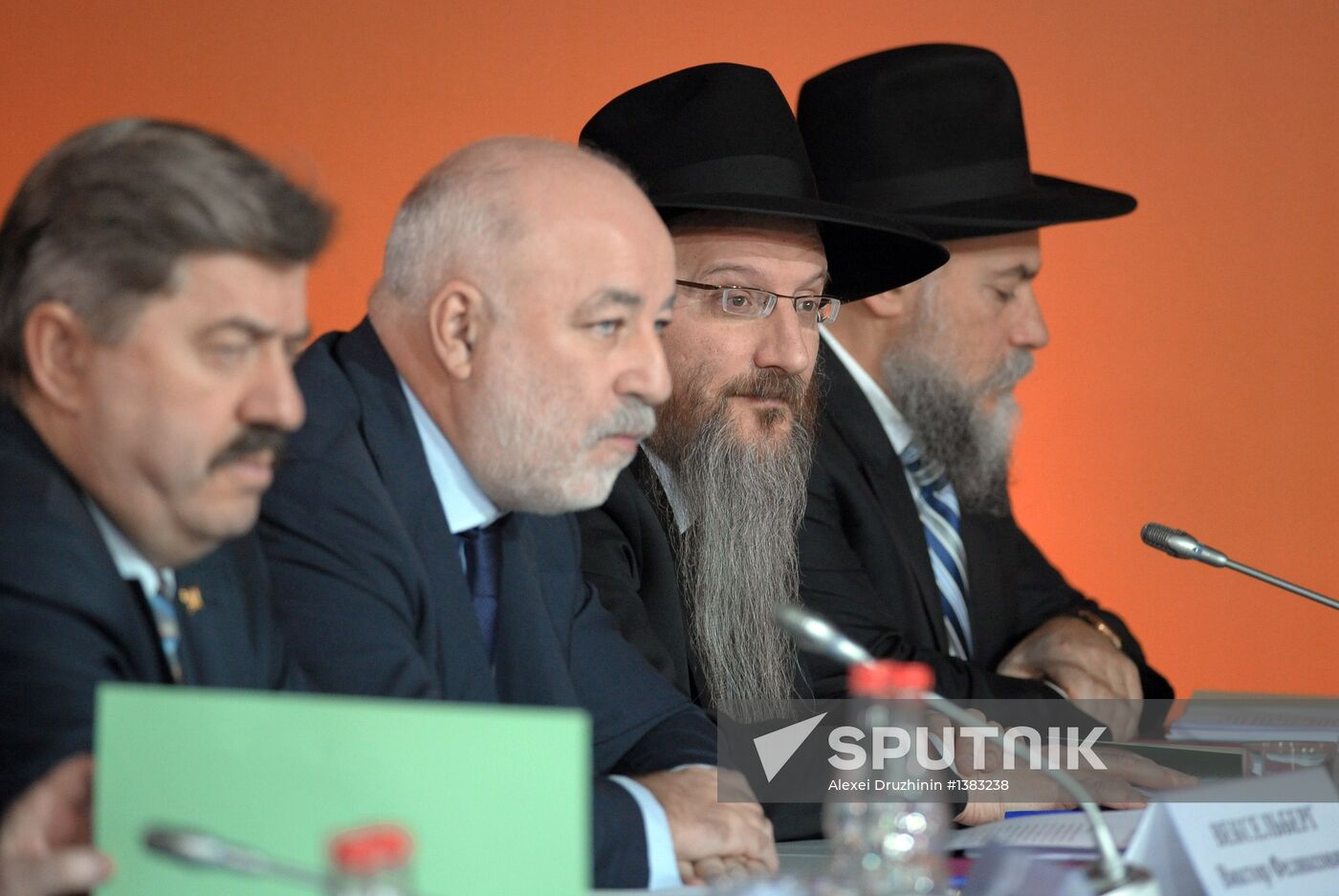 Vladimir Putin visits Russian Jewish Museum and Tolerance Center