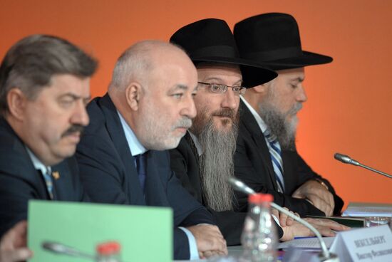 Vladimir Putin visits Russian Jewish Museum and Tolerance Center