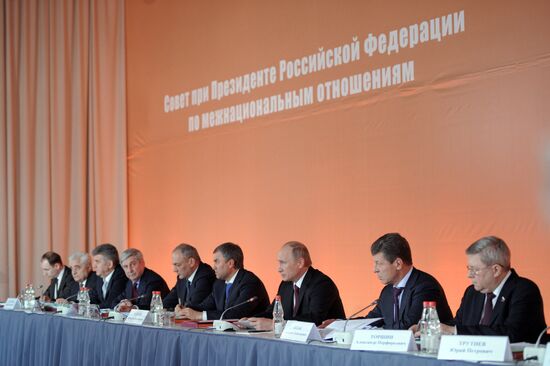 Vladimir Putin visits Russian Jewish Museum and Tolerance Center