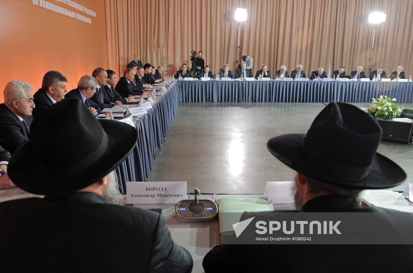 Vladimir Putin visits Russian Jewish Museum and Tolerance Center