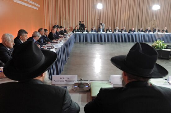 Vladimir Putin visits Russian Jewish Museum and Tolerance Center