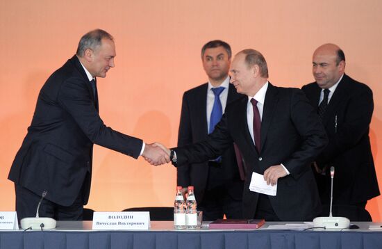 Vladimir Putin visits Russian Jewish Museum and Tolerance Center