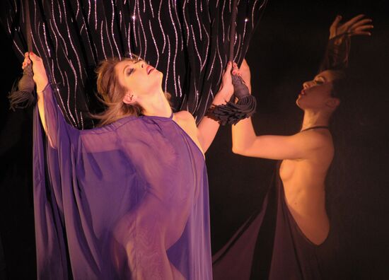 Crazy Horse cabaret rehearsal