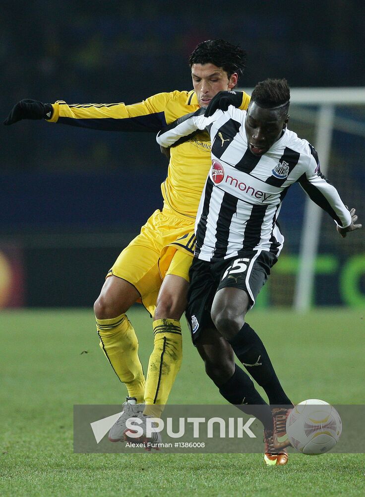 Metalist player Edmar (left) and Newcastle player Massadio Haidara in the 1/16 UEFA Europa League match between football clubs Metalist (Ukraine, Kharkov) and Newcastle (UK, Newcastle). Location: Ukraine, Kharkov. Author: Alexei Furman/Sputnik. UEFA Europa League. Metalist Kharkiv vs. Newcastle United