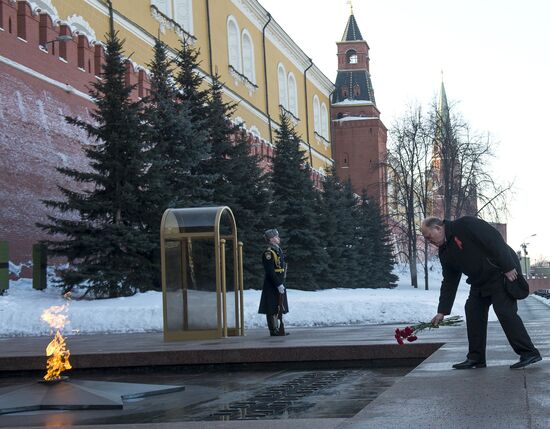 Laying flowers at Tomb of Unknown Soldier