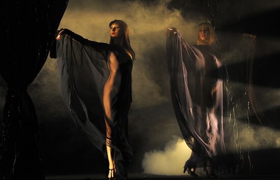 Crazy Horse cabaret rehearsal
