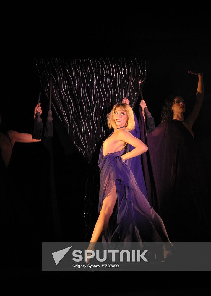 Crazy Horse cabaret rehearsal