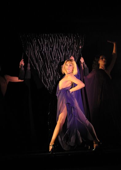 Crazy Horse cabaret rehearsal