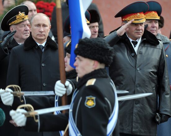 Vladimir Putin lays wreath to Tomb of Unknown Soldier