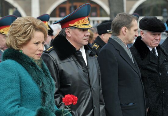 Vladimir Putin lays wreath to Tomb of Unknown Soldier