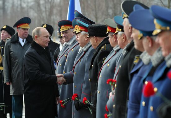 Vladimir Putin lays wreath to Tomb of Unknown Soldier