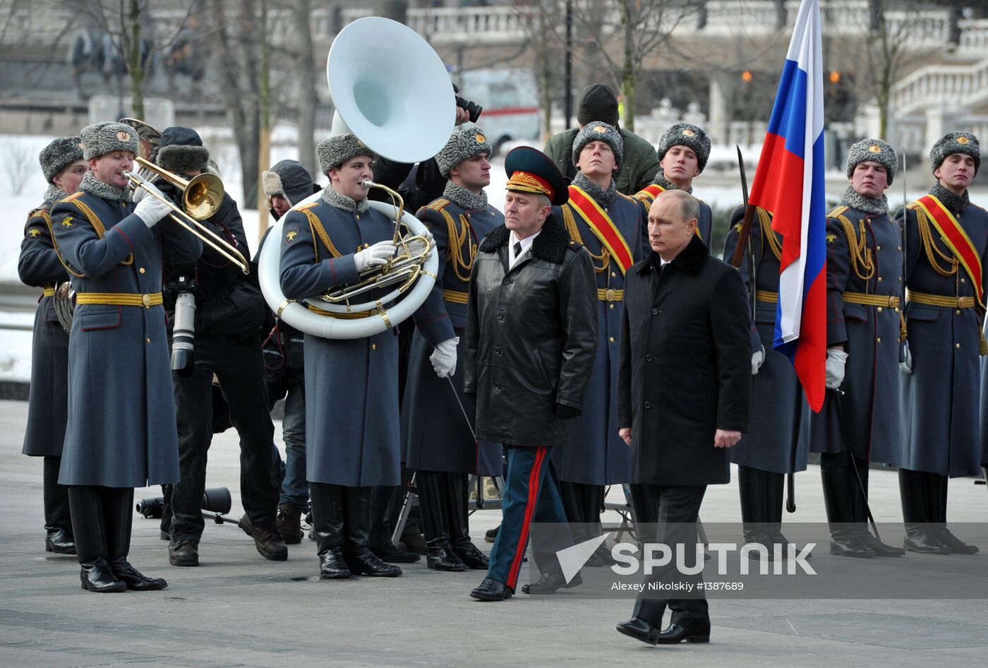 Vladimir Putin lays wreath to Tomb of Unknown Soldier