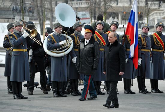 Vladimir Putin lays wreath to Tomb of Unknown Soldier