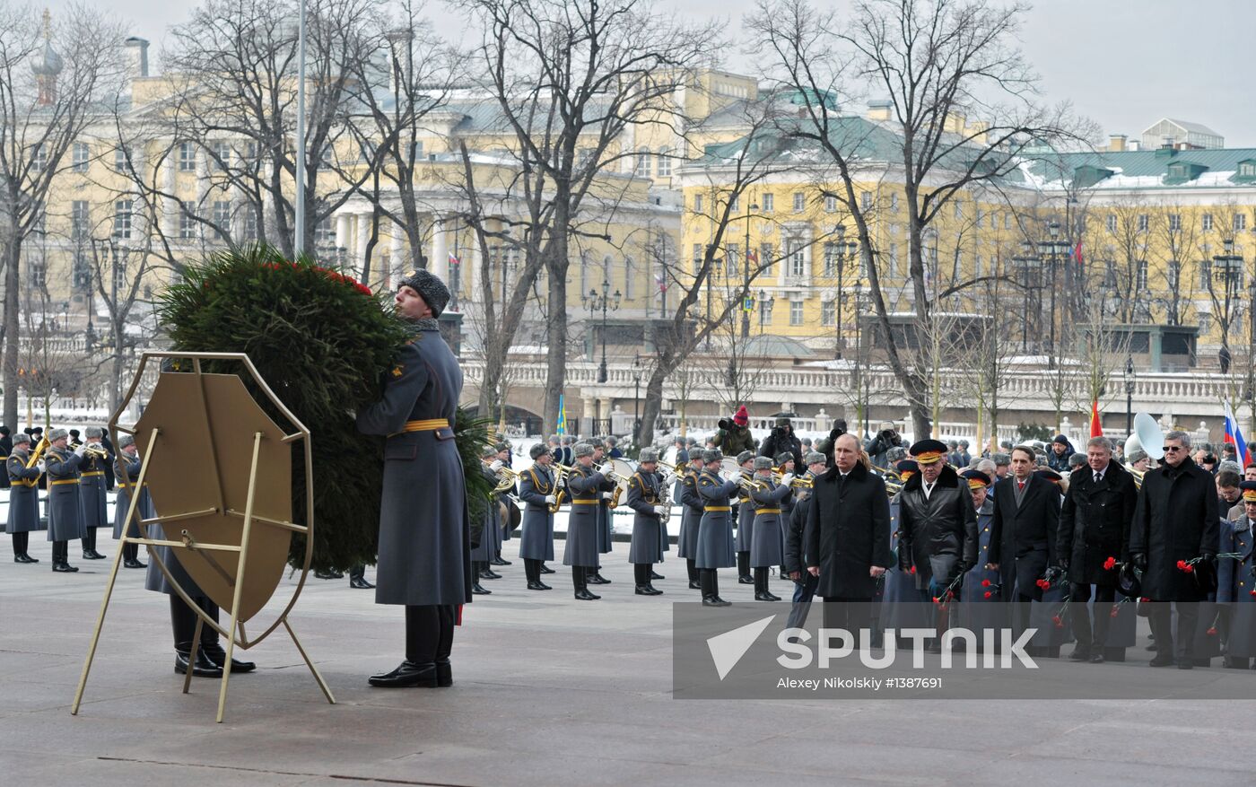 Vladimir Putin lays wreath to Tomb of Unknown Soldier
