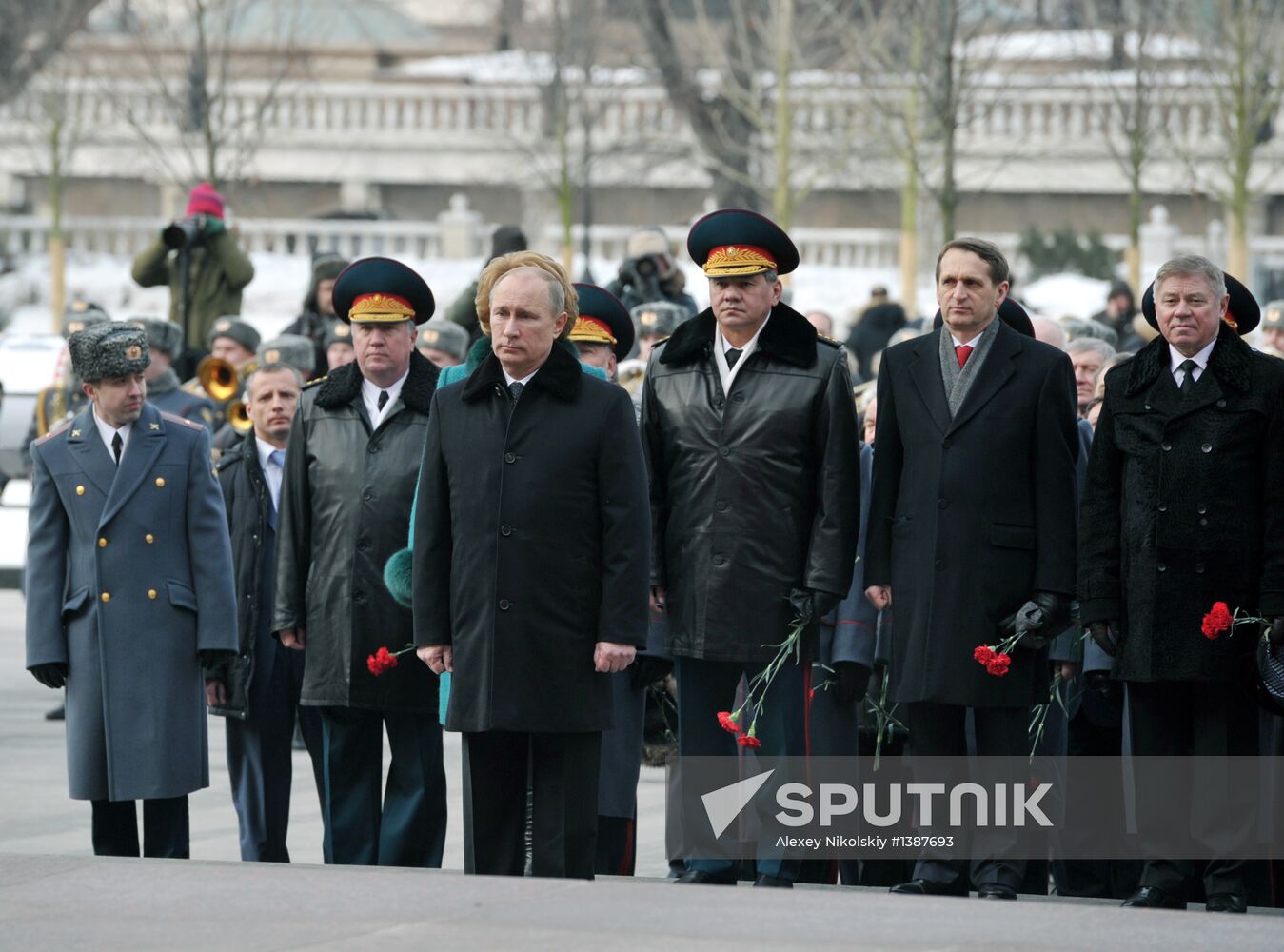 Vladimir Putin lays wreath to Tomb of Unknown Soldier