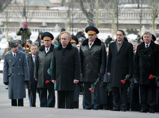 Vladimir Putin lays wreath to Tomb of Unknown Soldier