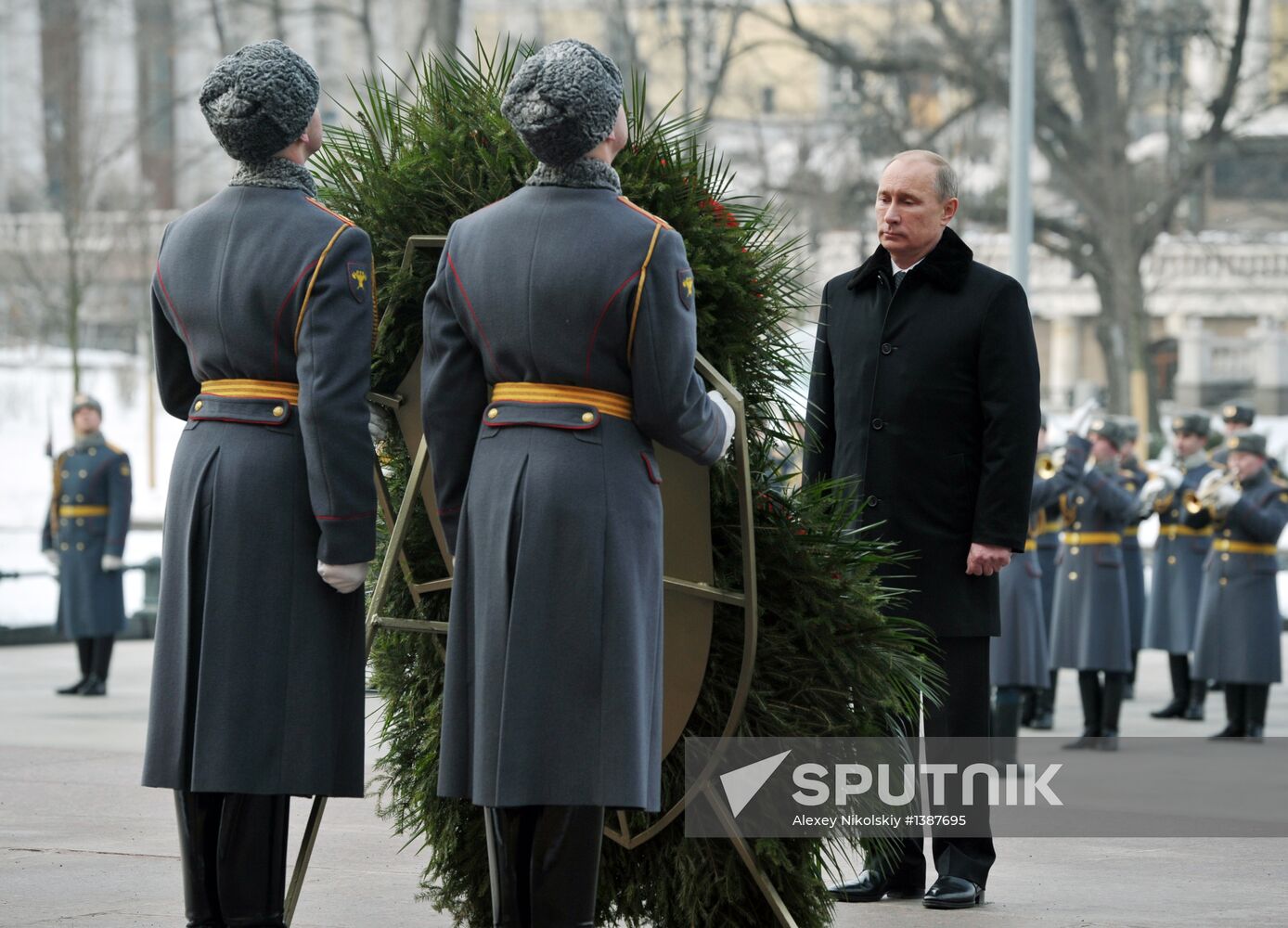 Vladimir Putin lays wreath to Tomb of Unknown Soldier