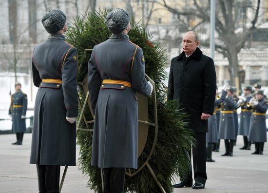 Vladimir Putin lays wreath to Tomb of Unknown Soldier