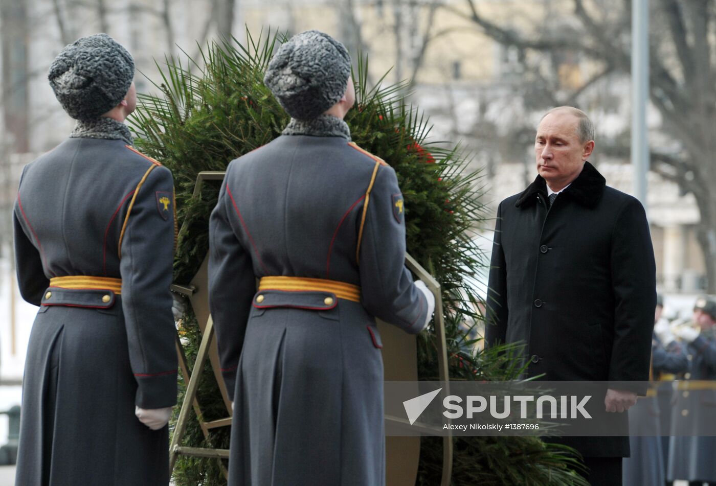 Vladimir Putin lays wreath to Tomb of Unknown Soldier