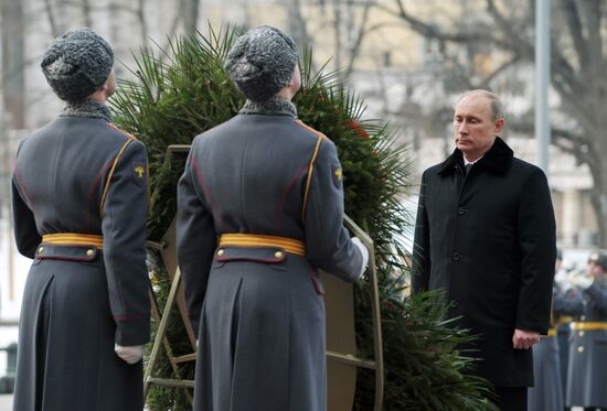 Vladimir Putin lays wreath to Tomb of Unknown Soldier