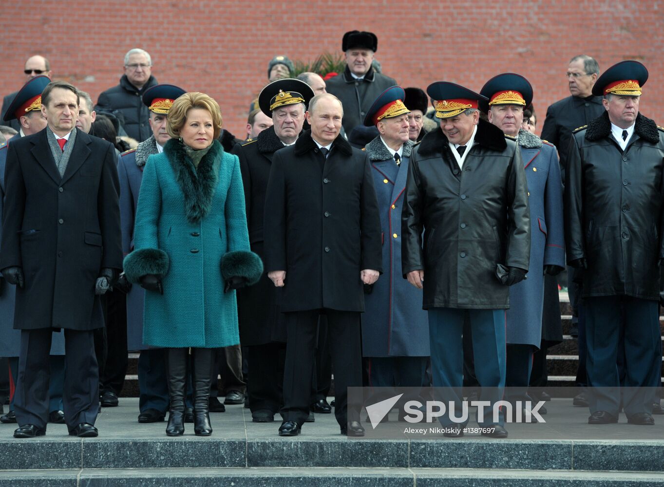 Vladimir Putin lays wreath to Tomb of Unknown Soldier
