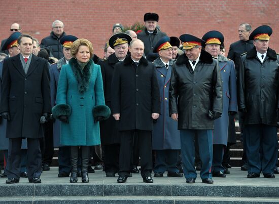 Vladimir Putin lays wreath to Tomb of Unknown Soldier