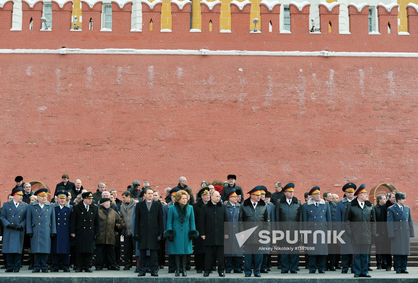 Vladimir Putin lays wreath to Tomb of Unknown Soldier