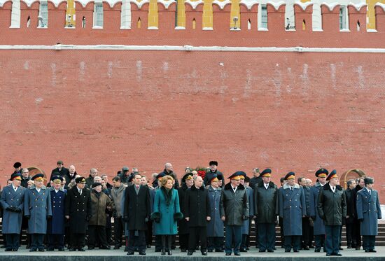 Vladimir Putin lays wreath to Tomb of Unknown Soldier