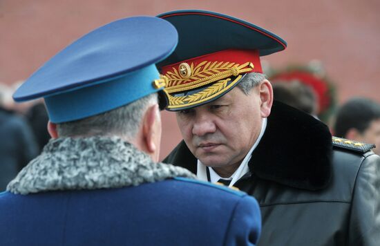 Vladimir Putin lays wreath to Tomb of Unknown Soldier