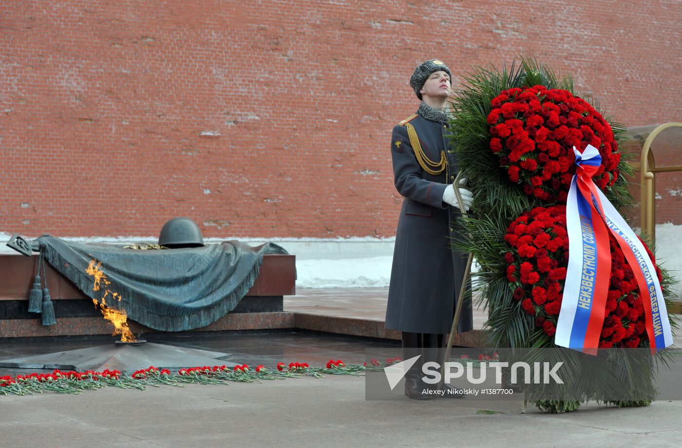 Vladimir Putin lays wreath to Tomb of Unknown Soldier