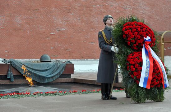 Vladimir Putin lays wreath to Tomb of Unknown Soldier