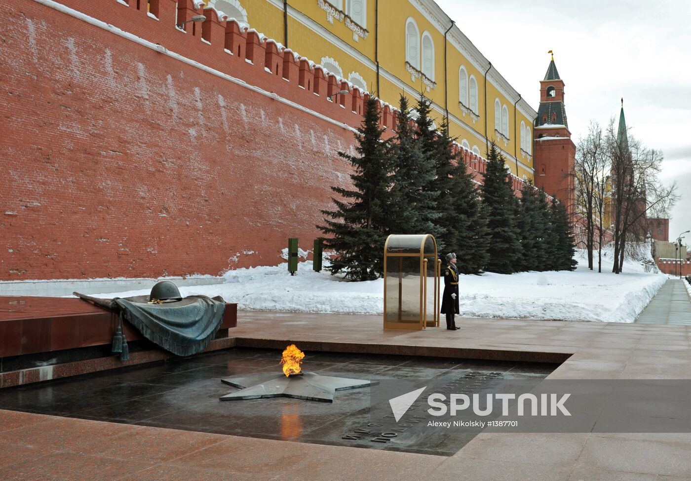 Vladimir Putin lays wreath to Tomb of Unknown Soldier