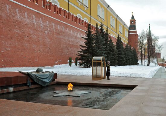 Vladimir Putin lays wreath to Tomb of Unknown Soldier