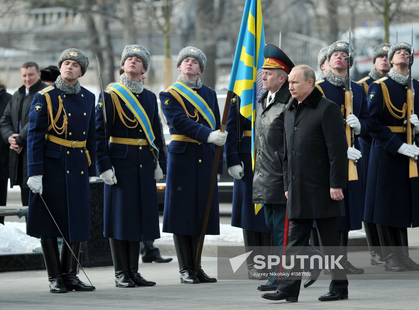 Vladimir Putin lays wreath to Tomb of Unknown Soldier