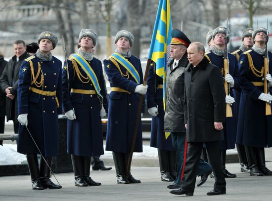 Vladimir Putin lays wreath to Tomb of Unknown Soldier