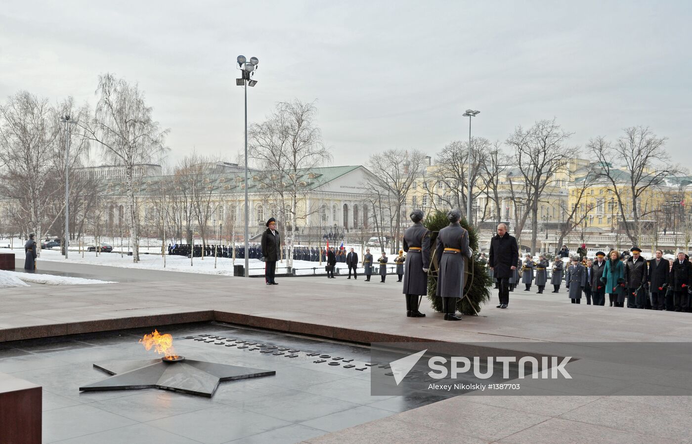 Vladimir Putin lays wreath to Tomb of Unknown Soldier