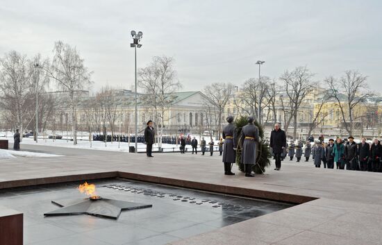 Vladimir Putin lays wreath to Tomb of Unknown Soldier