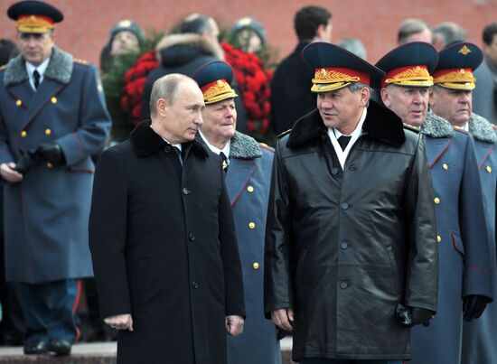 Vladimir Putin lays wreath to Tomb of Unknown Soldier